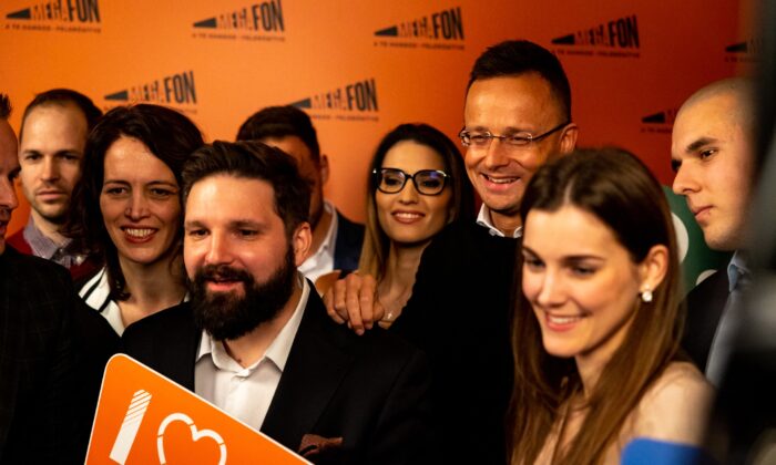 Kormánypropagandista karaktergyilkosok Mekkája, a miniszterekkel smúzoló Megafon